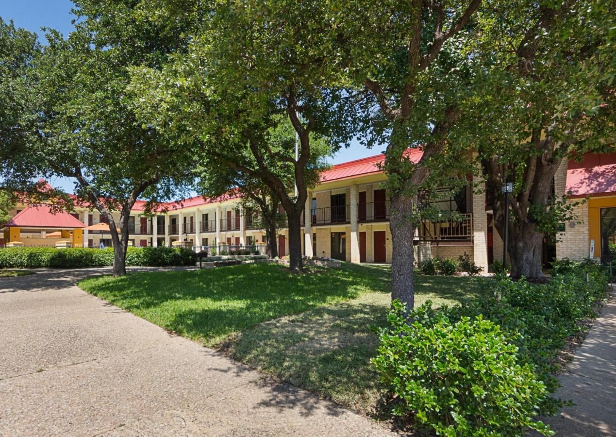 Red Roof Inn Plus+ Dallas - Аддисон Экстерьер фото