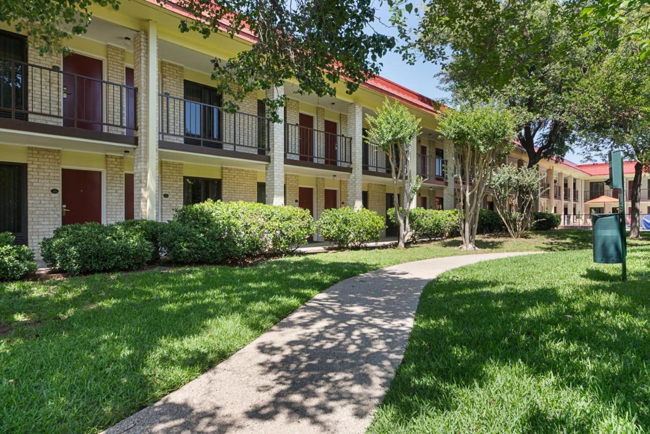 Red Roof Inn Plus+ Dallas - Аддисон Экстерьер фото
