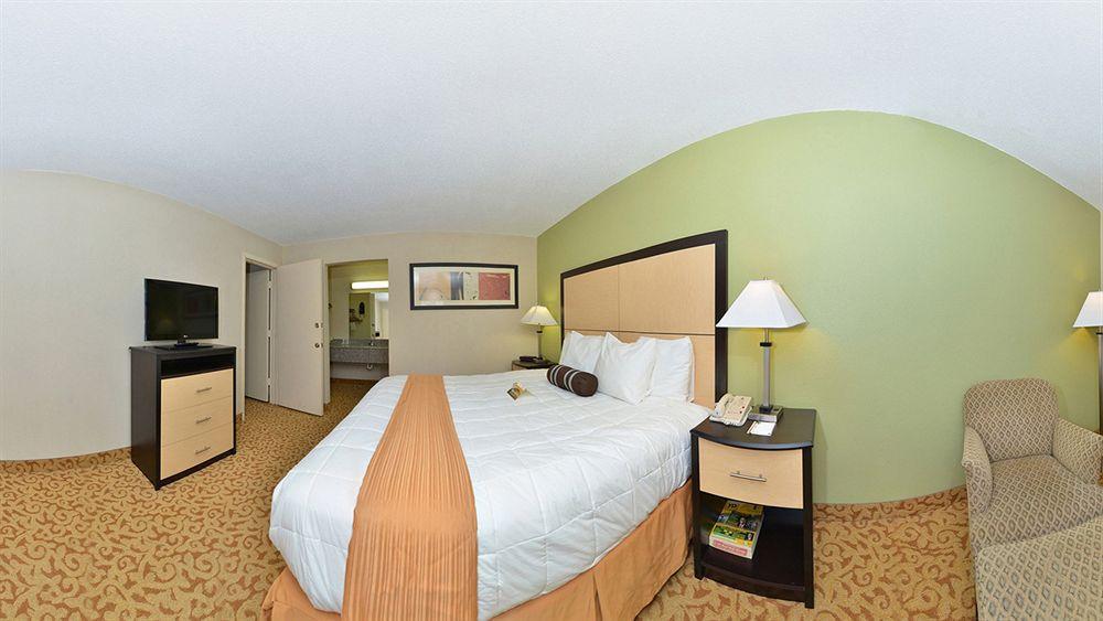 Red Roof Inn Plus+ Dallas - Аддисон Экстерьер фото