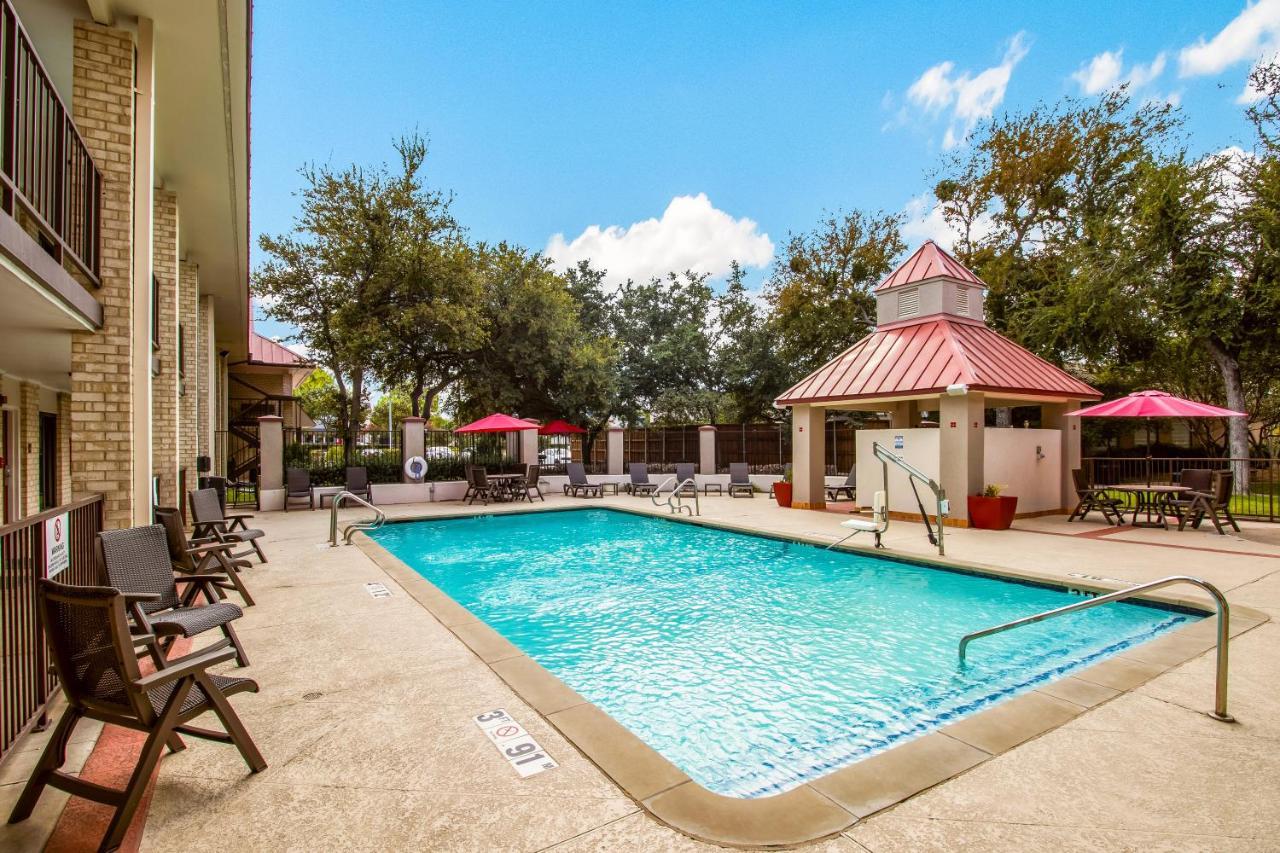 Red Roof Inn Plus+ Dallas - Аддисон Экстерьер фото