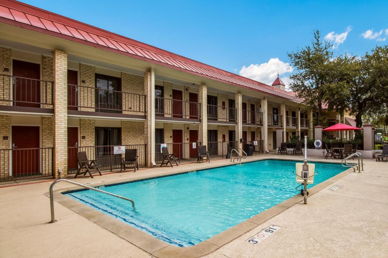 Red Roof Inn Plus+ Dallas - Аддисон Экстерьер фото
