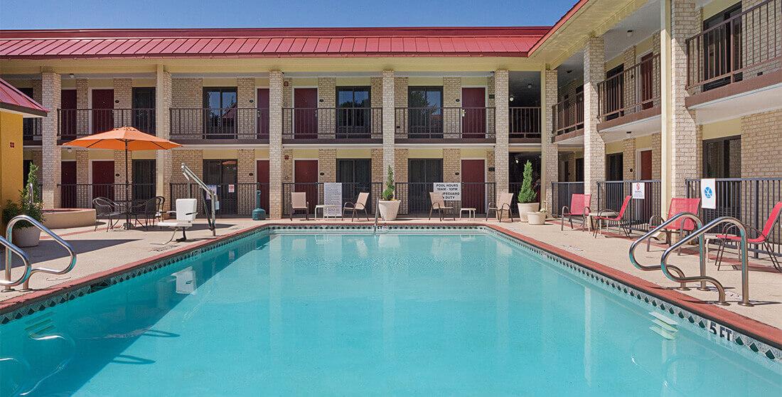 Red Roof Inn Plus+ Dallas - Аддисон Экстерьер фото