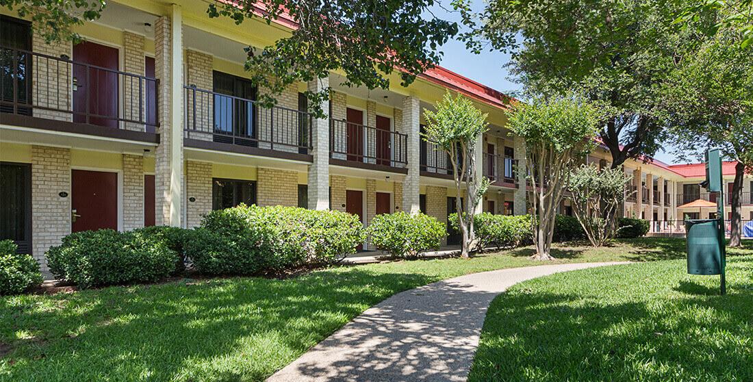 Red Roof Inn Plus+ Dallas - Аддисон Экстерьер фото