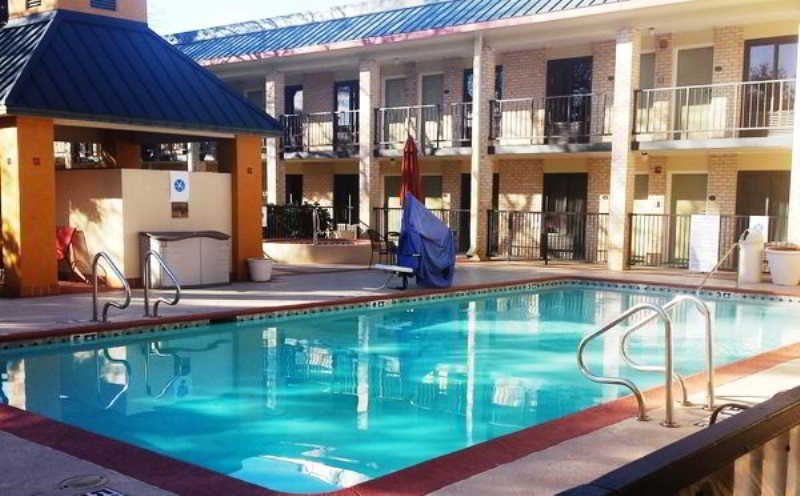 Red Roof Inn Plus+ Dallas - Аддисон Экстерьер фото