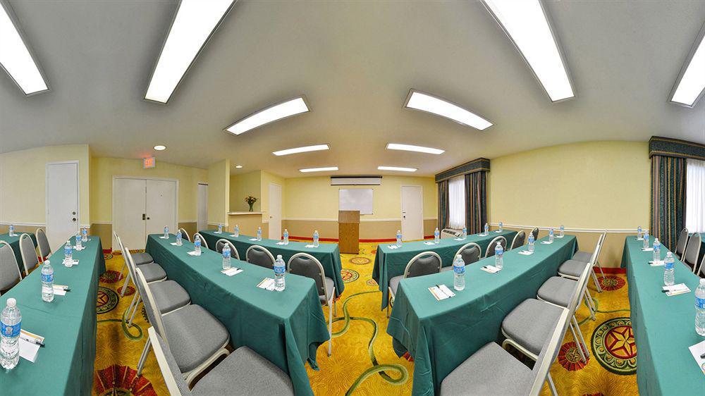 Red Roof Inn Plus+ Dallas - Аддисон Экстерьер фото